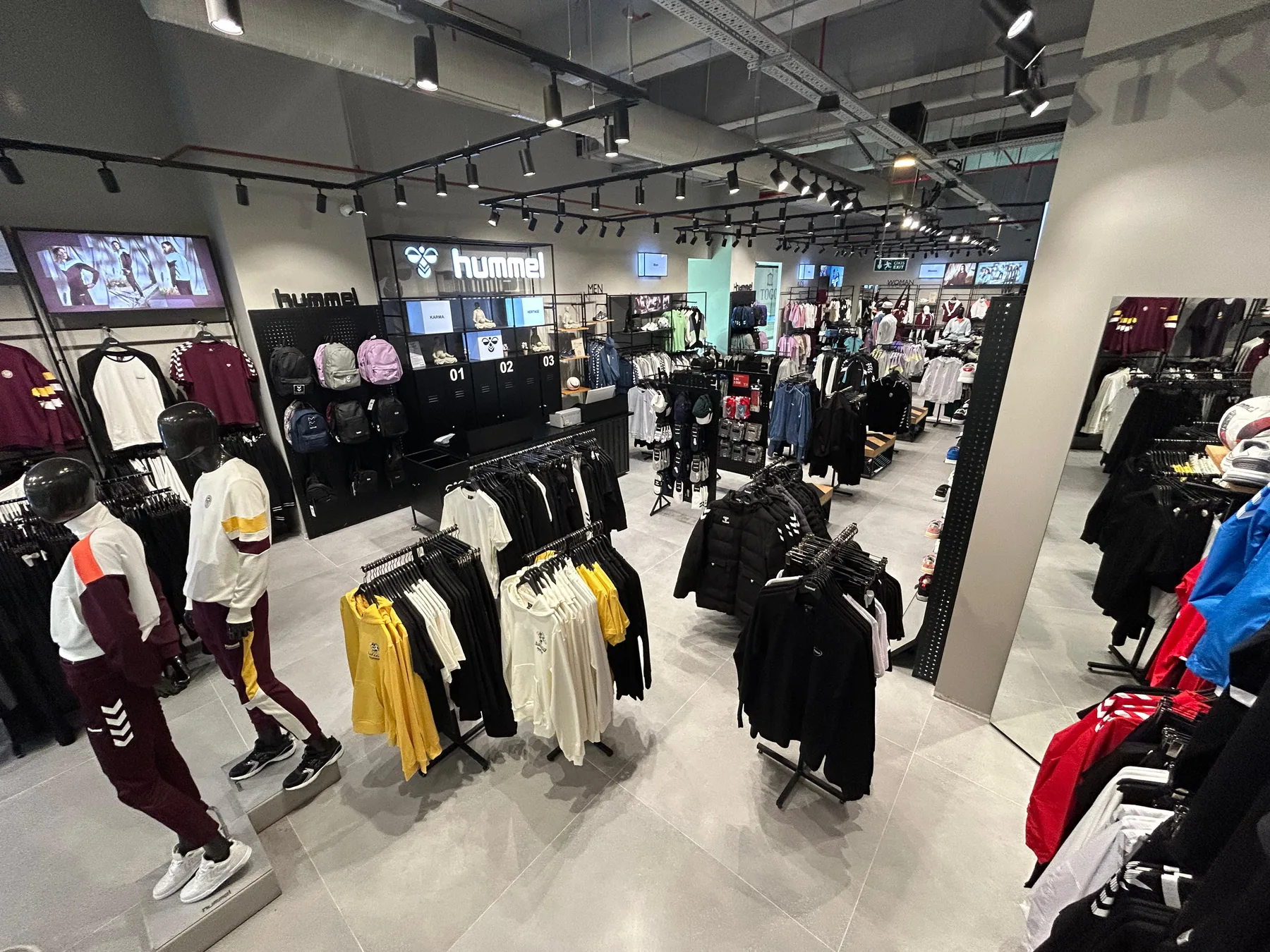 Hummel Rize Şimal mağazası geniş iç mekânı