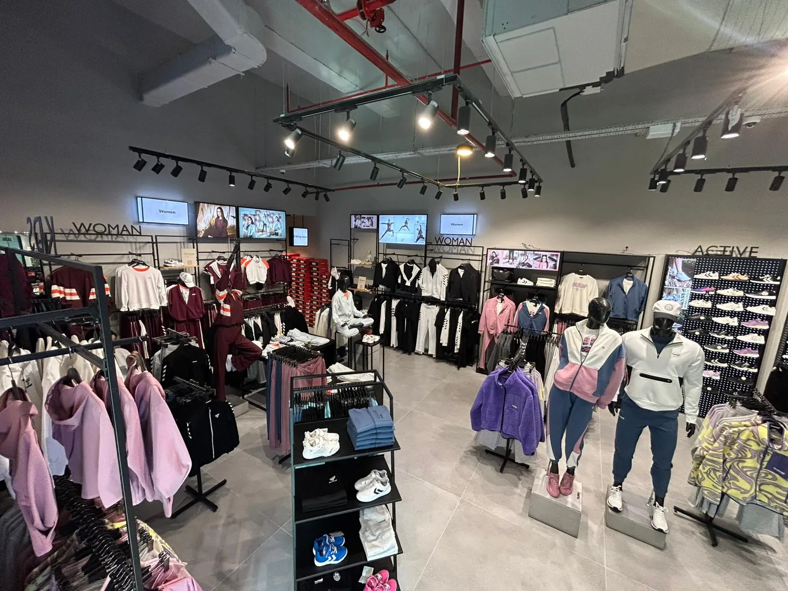 Hummel Rize Şimal mağazası tekstil alanı