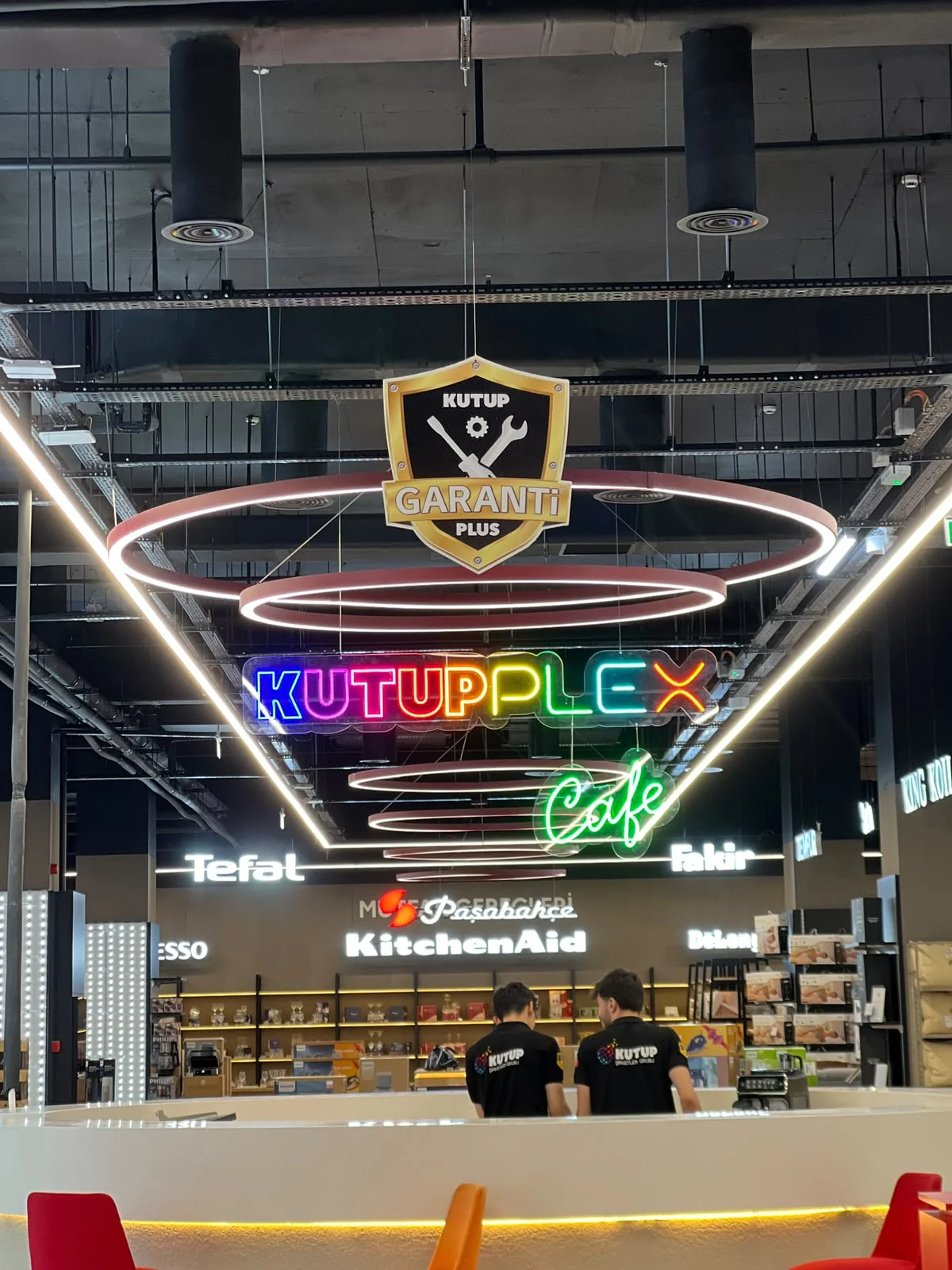 KUTUPPLEX mağaza aydınlatma ve kategori alanları
