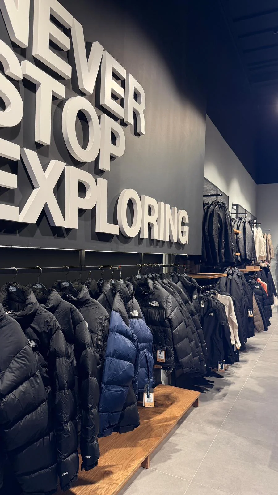 The North Face ayakkabı ve aksesuar duvarı