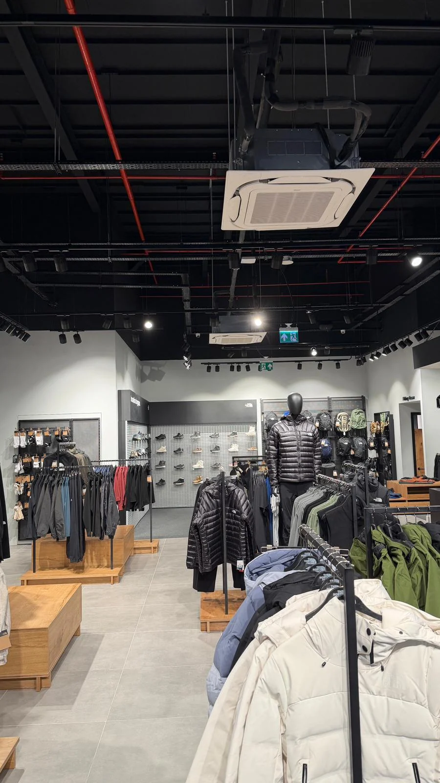 The North Face mağaza cephe tabelası