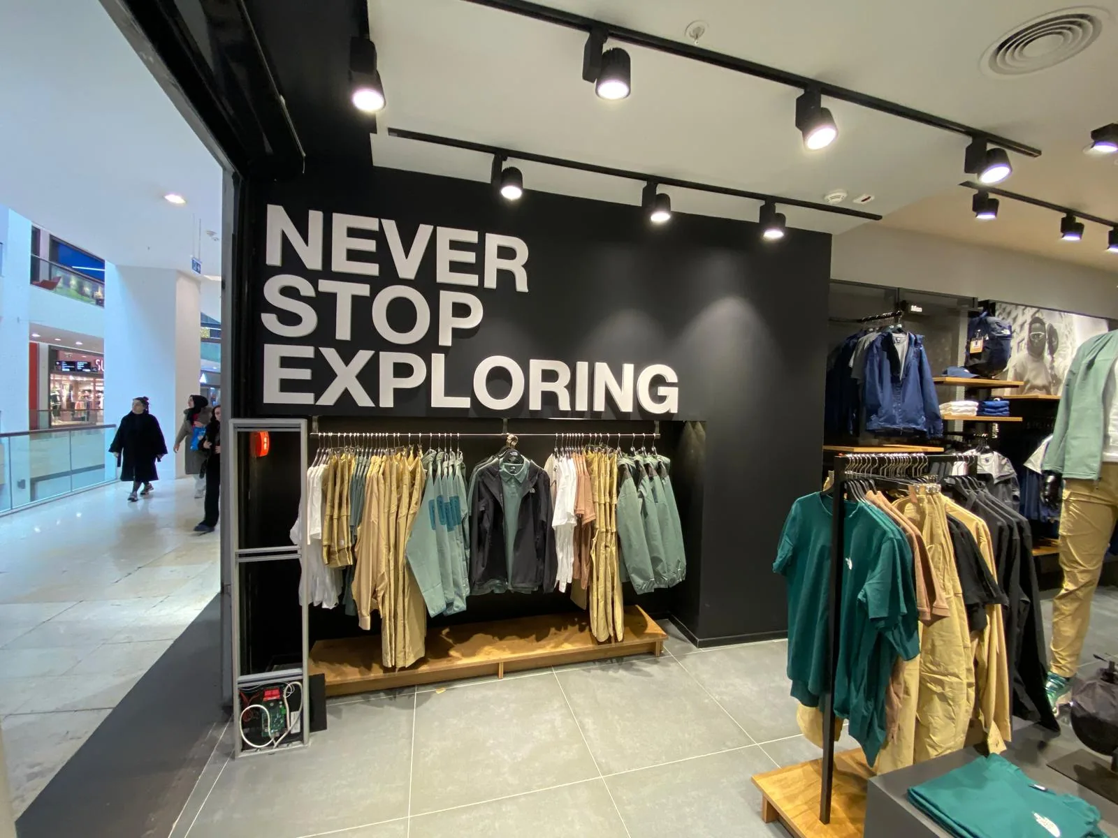 The North Face Ankara Gordion mağazası ürün duvarı