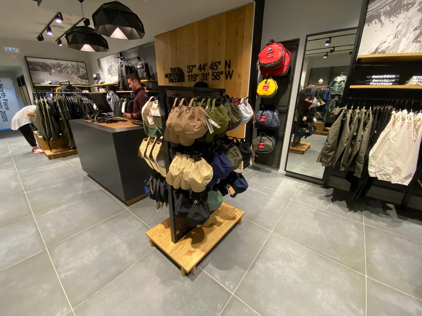 The North Face Ankara Gordion mağazası kasa ve aksesuar alanı