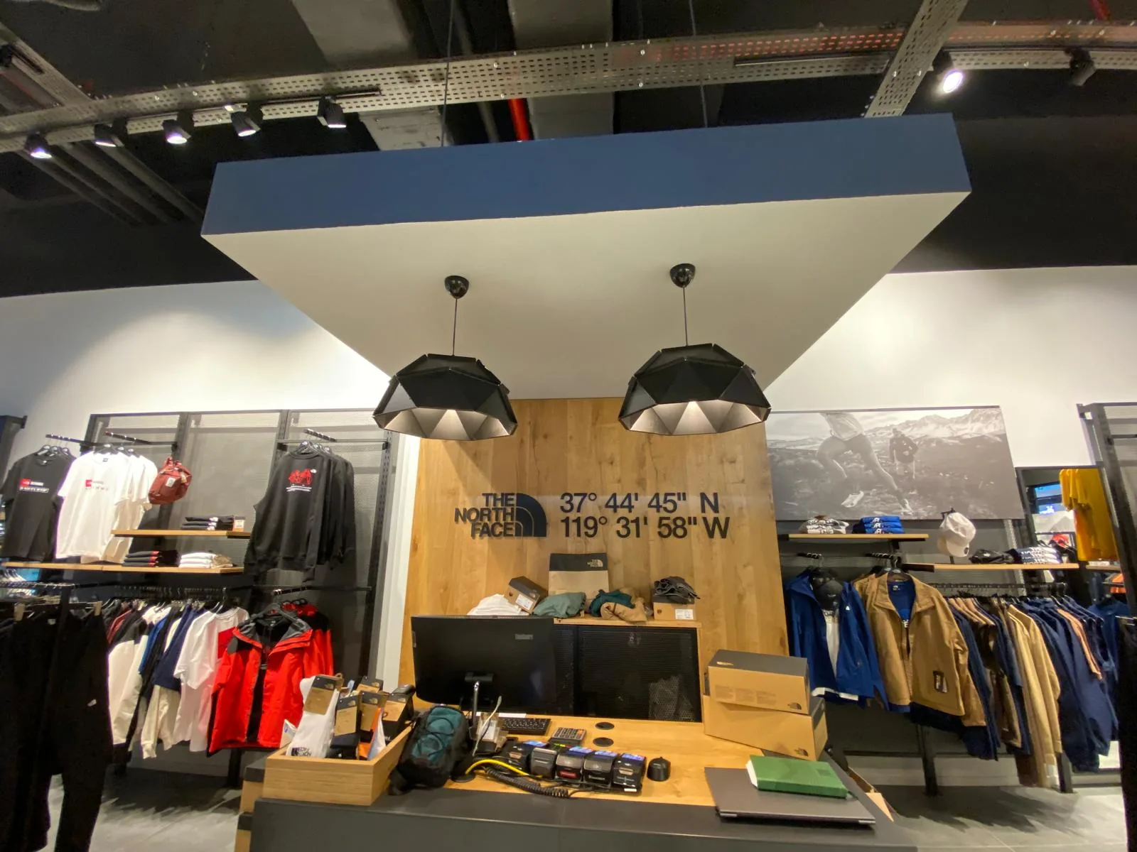 The North Face Rize Şimal mağazası kasa ve ürün alanı
