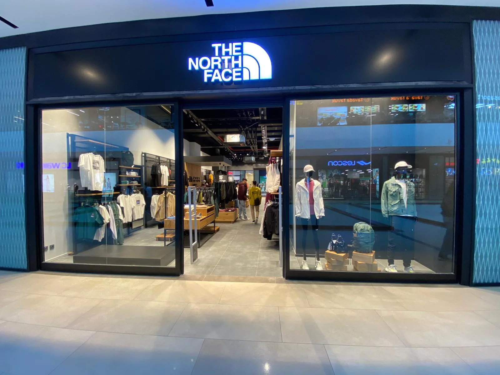 The North Face Rize Şimal mağazası geniş iç mekân görünümü