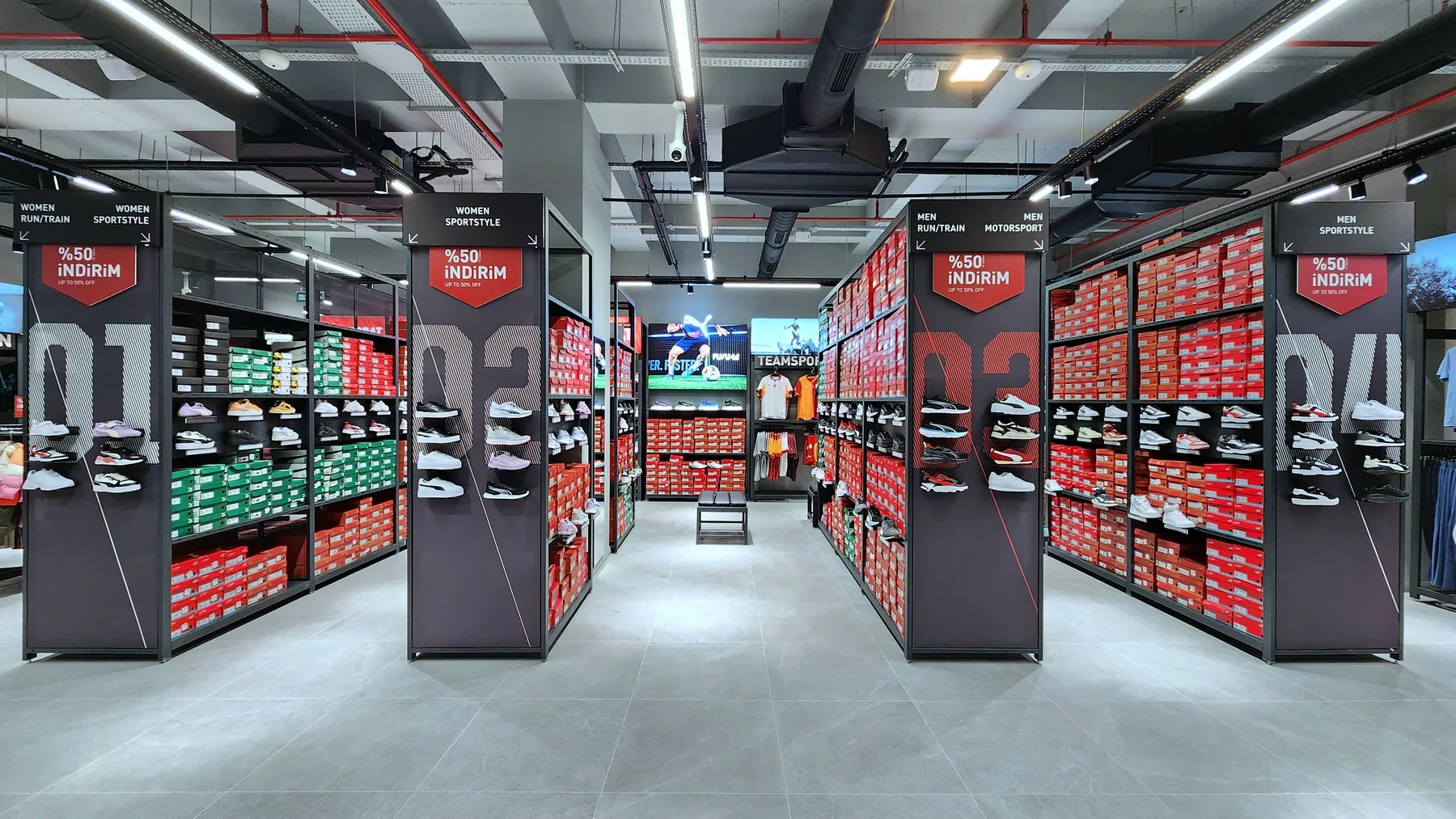 Puma Trabzon Cevahir mağazası ayakkabı sergileme alanı