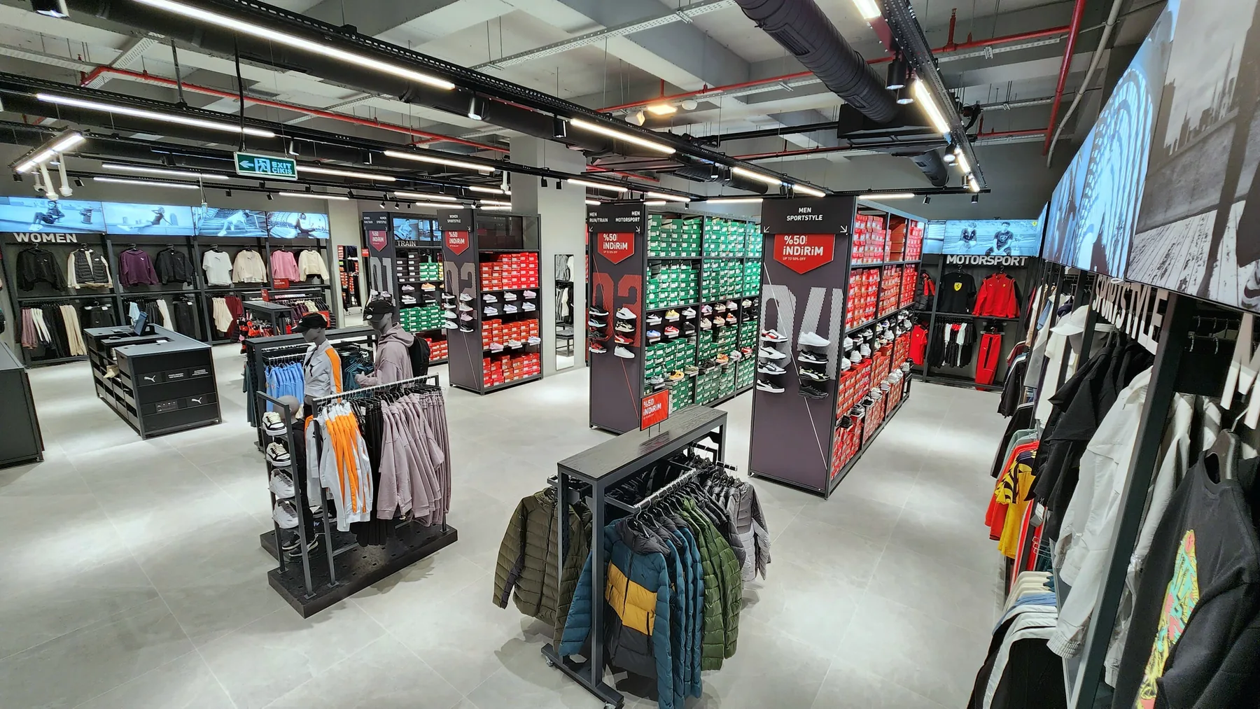 Puma Trabzon Cevahir mağazası geniş iç mekânı