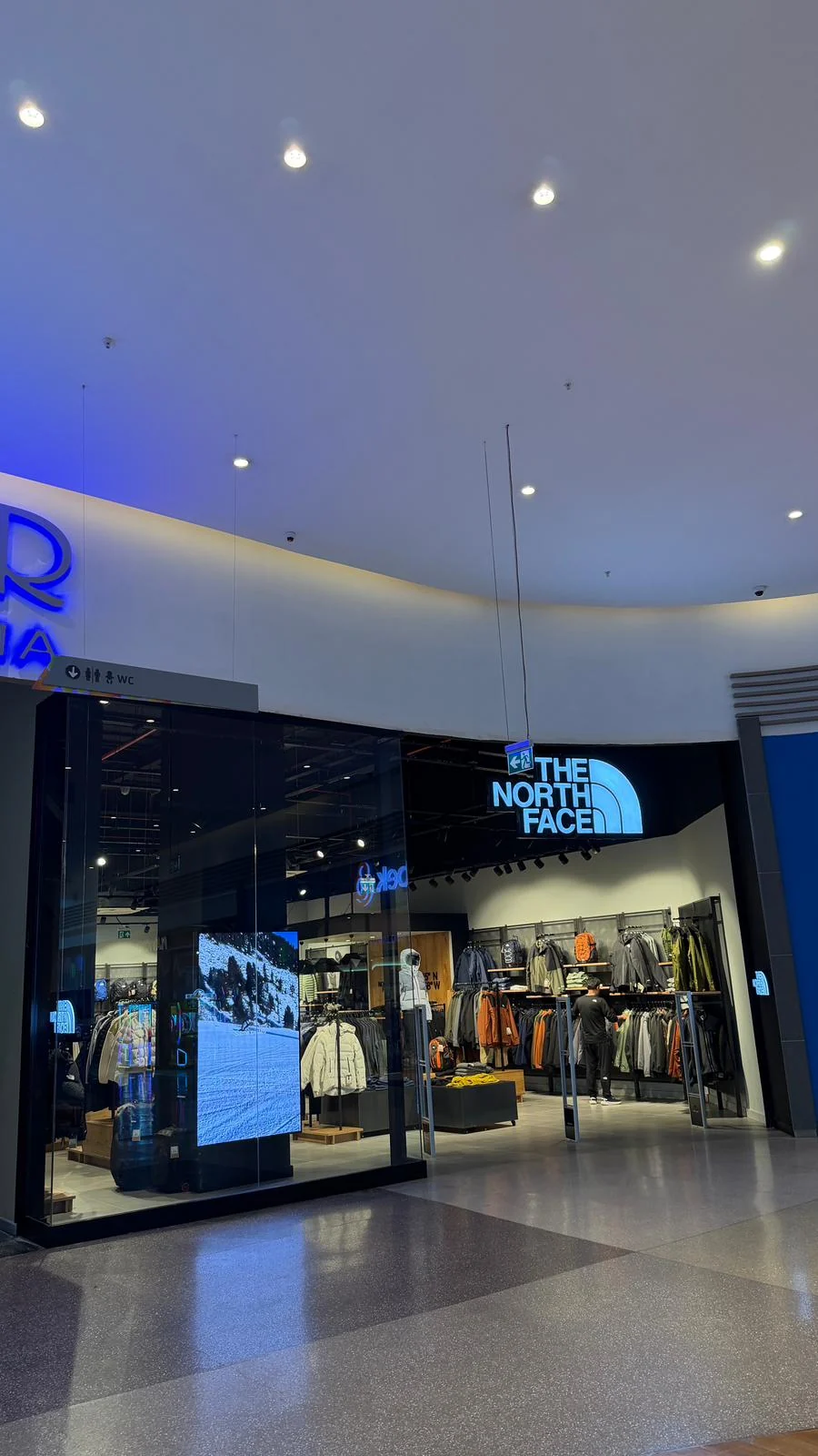 The North Face mağaza cephesi
