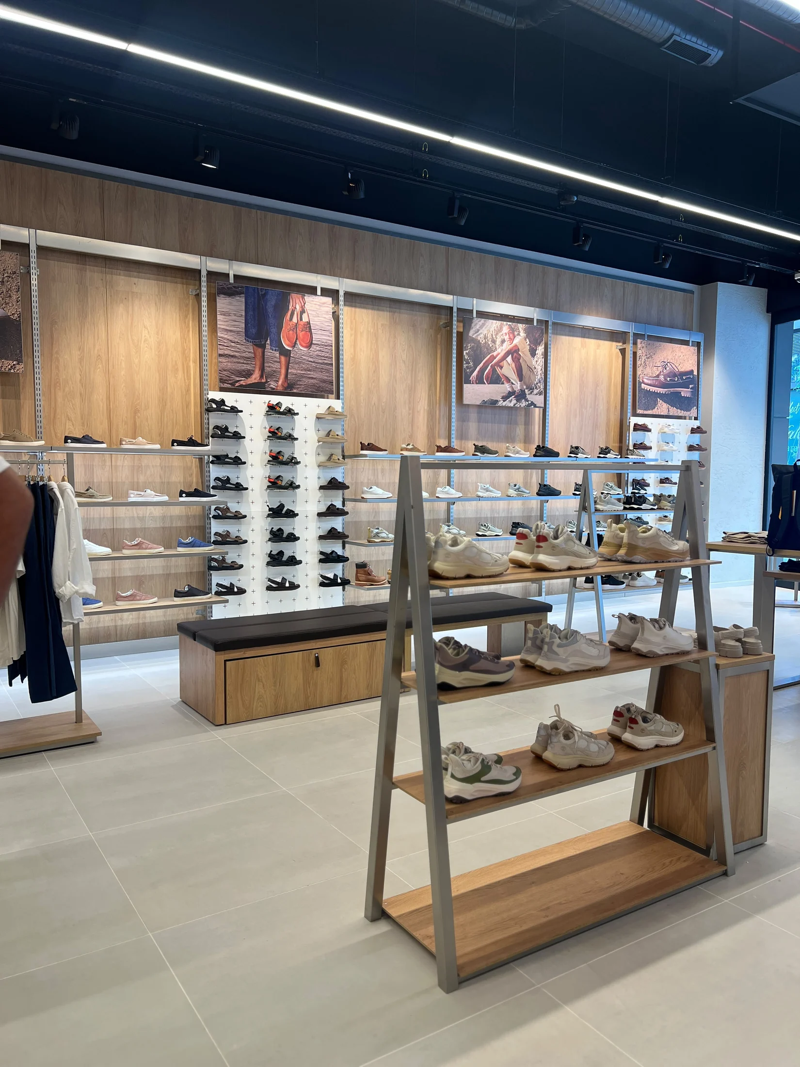Timberland marka duvarı ve ürün alanı