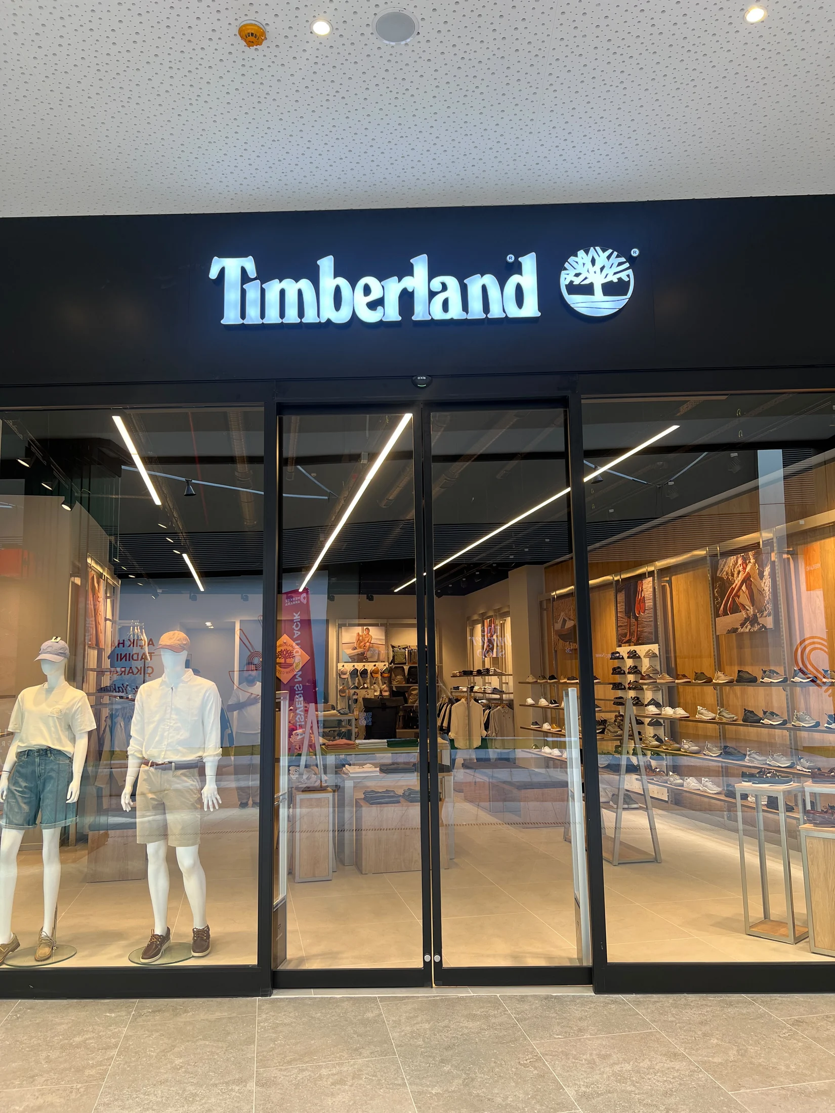 Timberland mağaza giriş görünümü