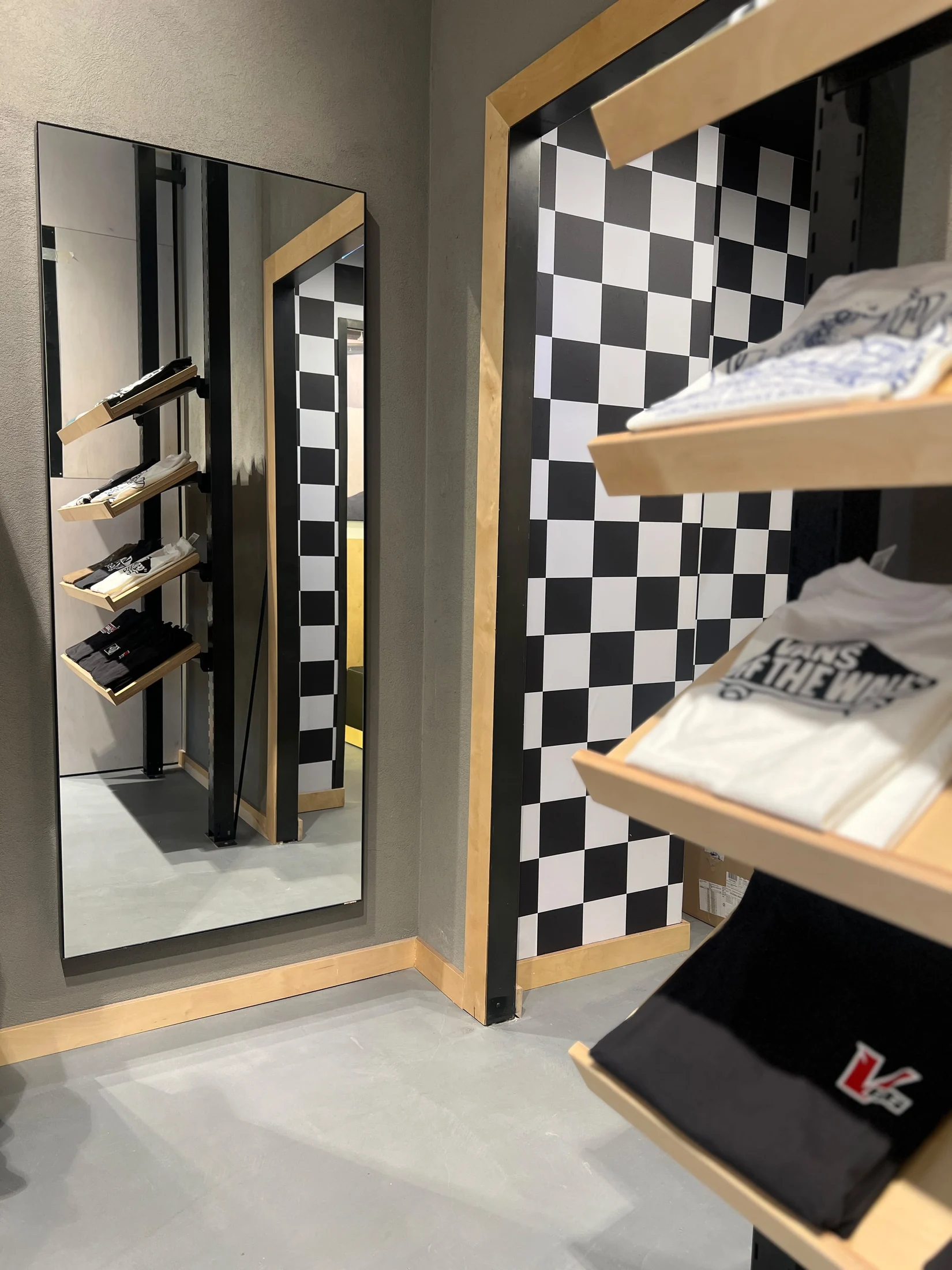 Vans mağaza ürün duvarları