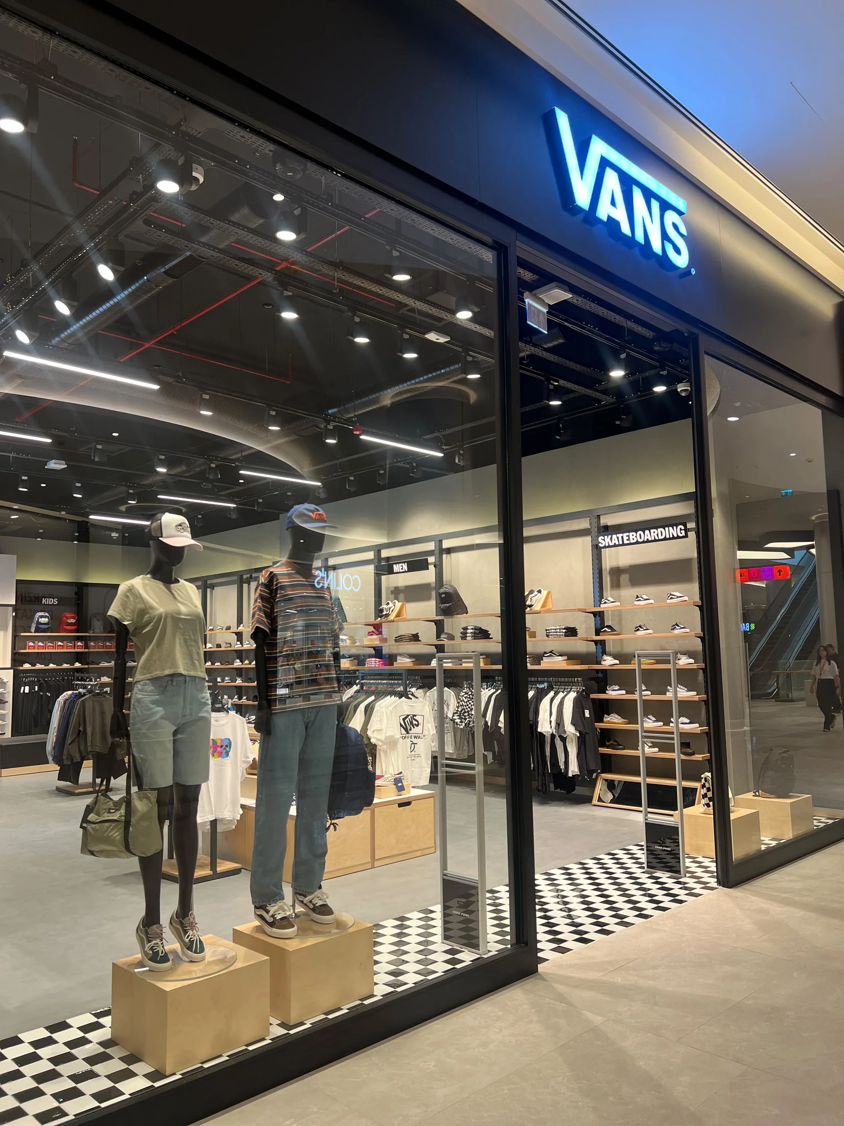 Vans mağaza ayakkabı duvarı