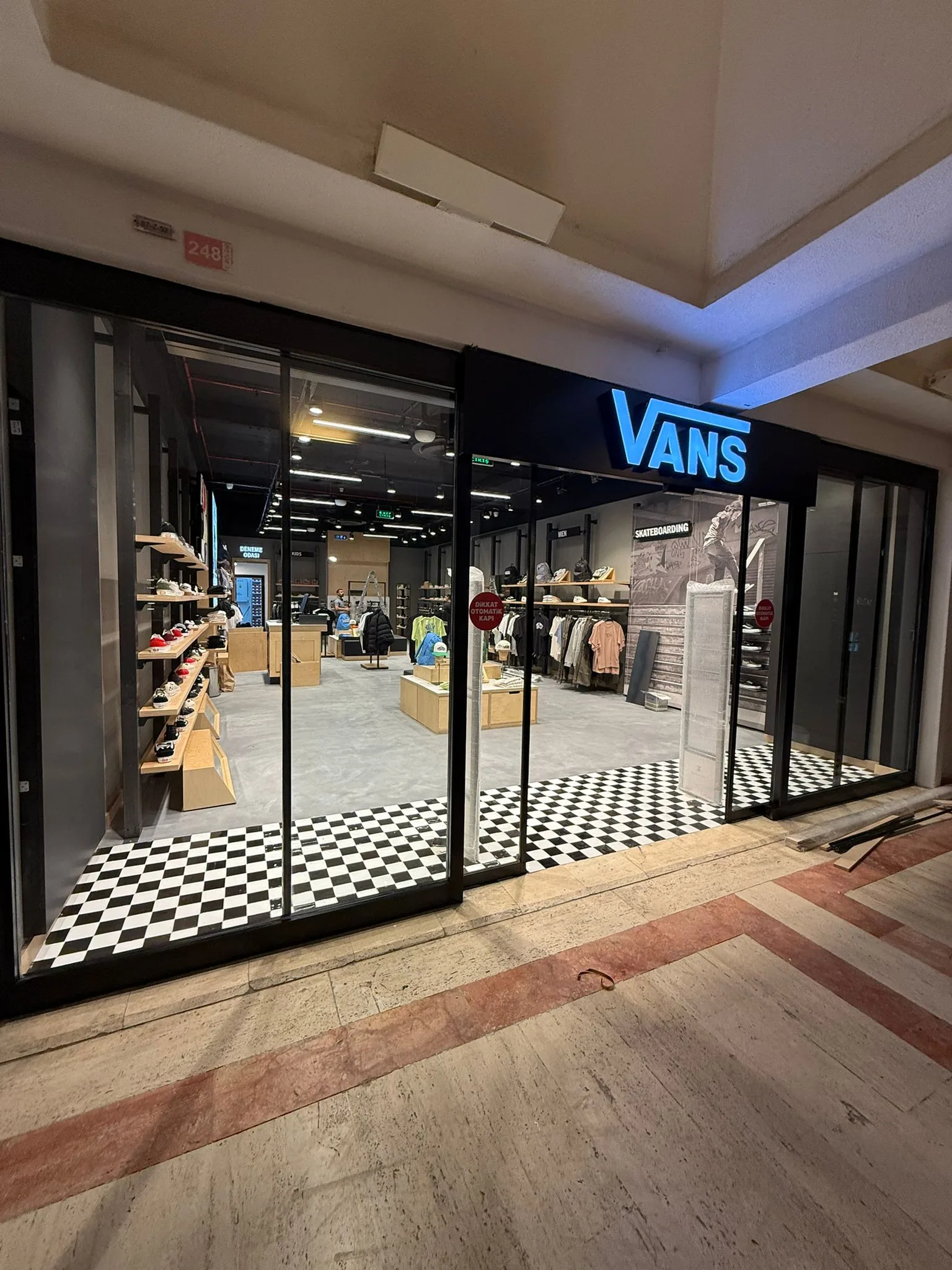 Vans Bodrum Oasis mağaza cephesi