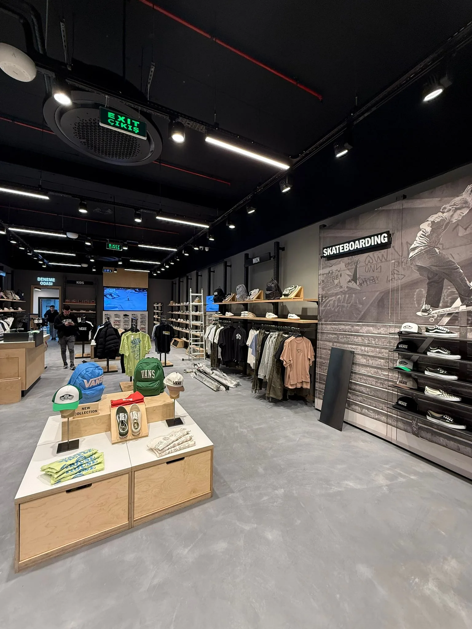 Vans Bodrum Oasis mağazası geniş iç mekânı