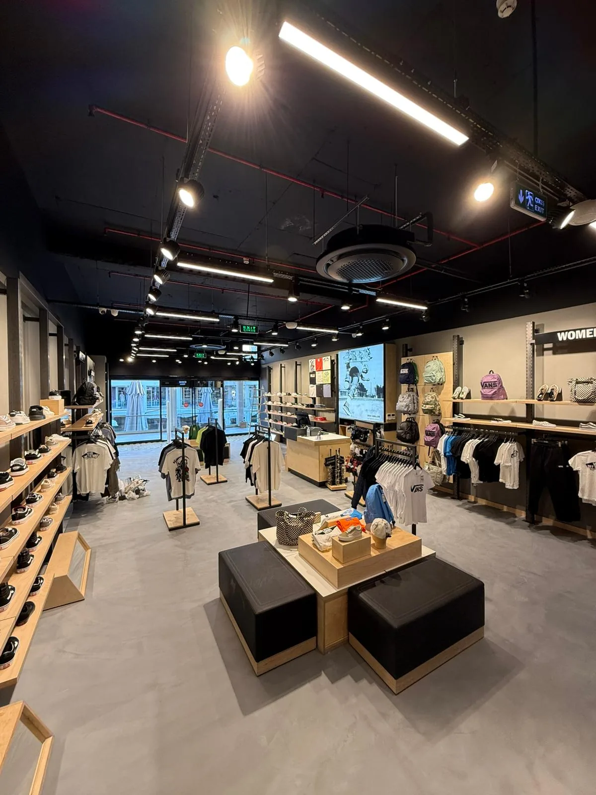 Vans Bodrum Oasis mağazasının ürün sergileme alanları