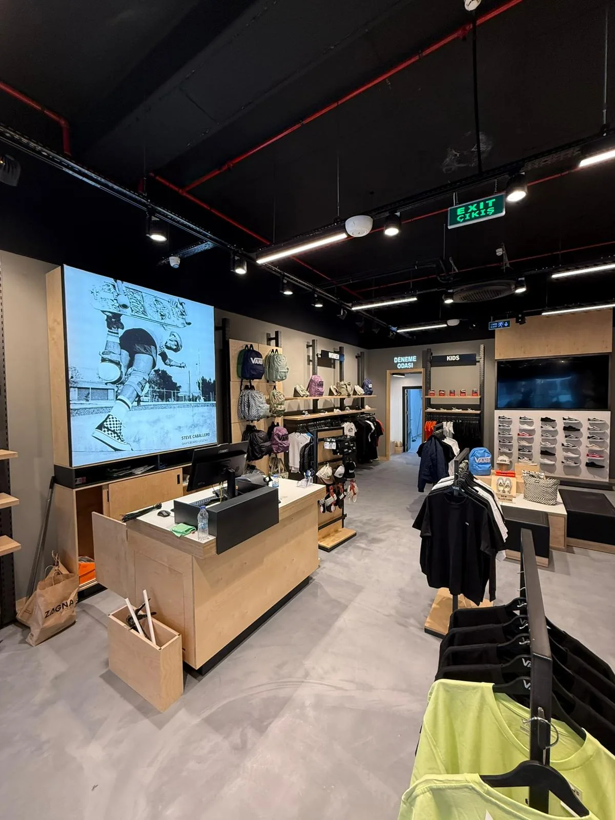 Vans Bodrum Oasis mağazasının kasa ve ürün alanı