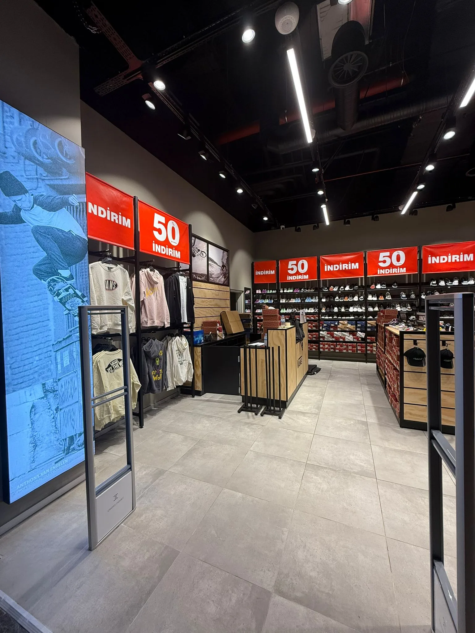 Vans Nata Vega mağazasının girişten iç mekân görünümü