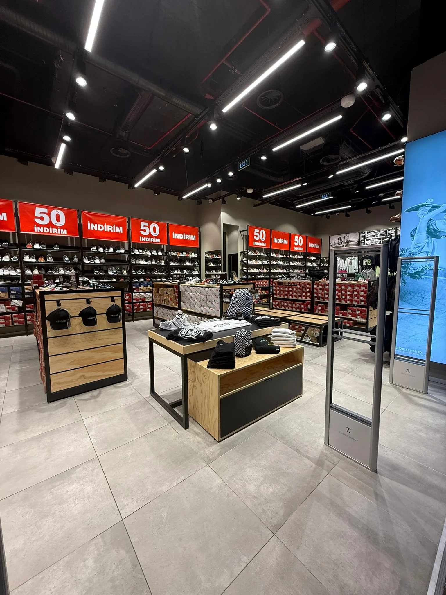 Vans Nata Vega mağazasının orta teşhir alanı