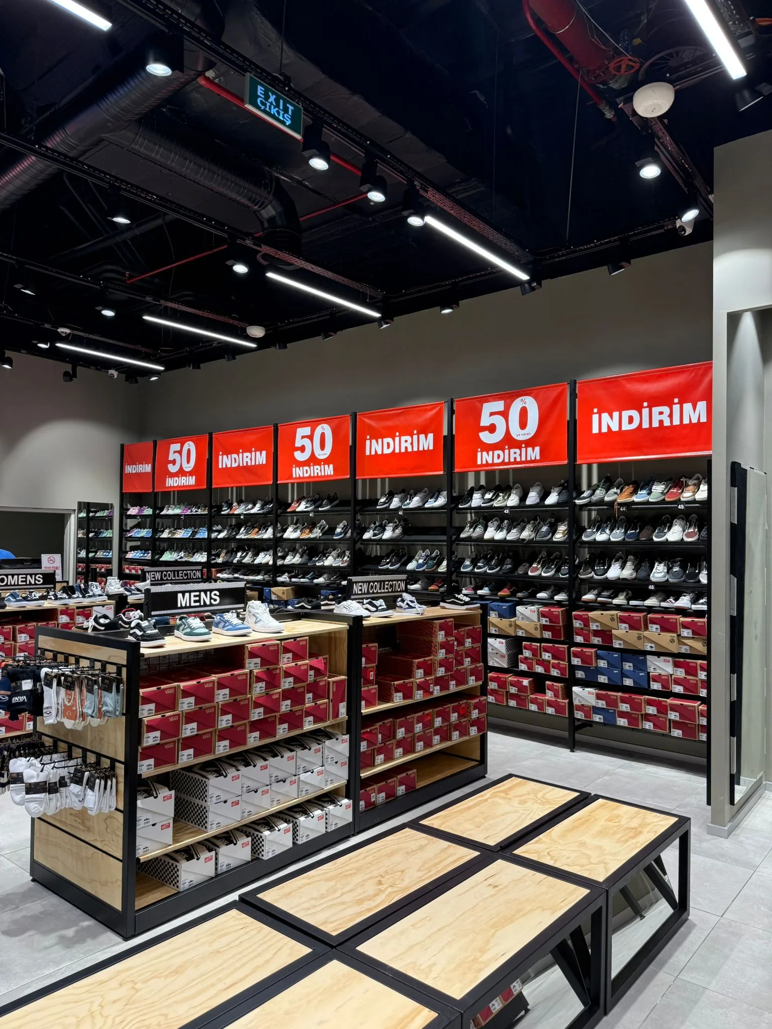 Vans Nata Vega mağazasının ayakkabı sergileme duvarı